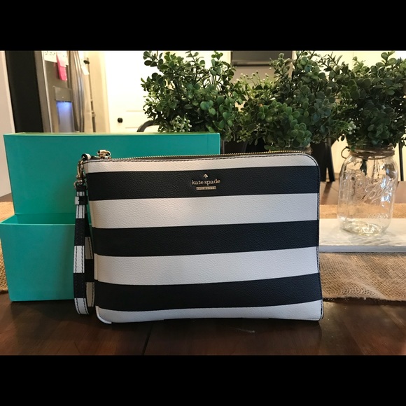 kate spade Handbags - Never used Kate Spade iPhone Charging Clutch